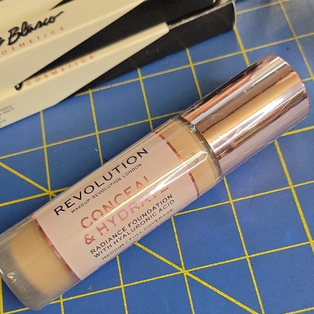 Revolution Conceal & Hydrate Foundation - Medium F10 Cream 23ml New